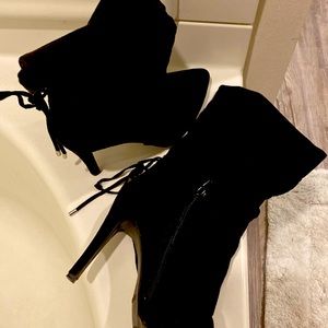 Black suede boots 😍